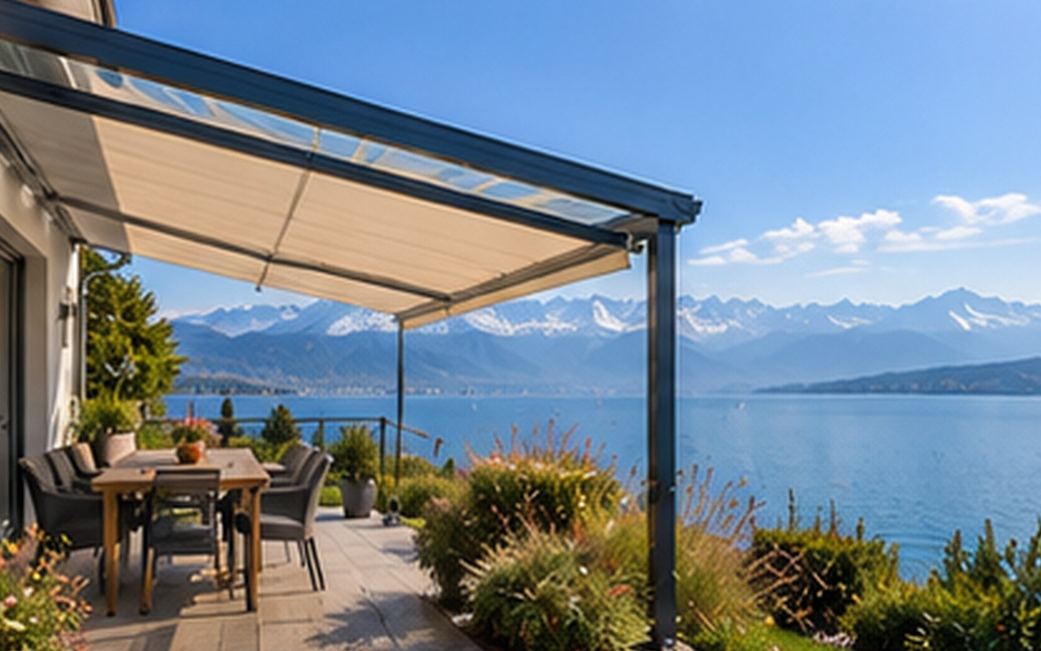 Terrassenüberdachung mit Glasdach und Markise an einem modernen Haus, Blick auf den Bodensee